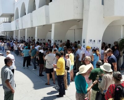 Miles aguardan en vano poder votar en el Palacio Municipal de Cancún